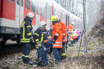 Burgstetten: Feuerwehren proben den Ernstfall - S-Bahn bleibt auf freier Strecke liegen - 36 Personen gerettet